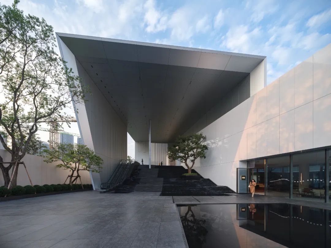 公園中的美術館：超白玻璃+鋁板的外立面設計，簡潔的美感。